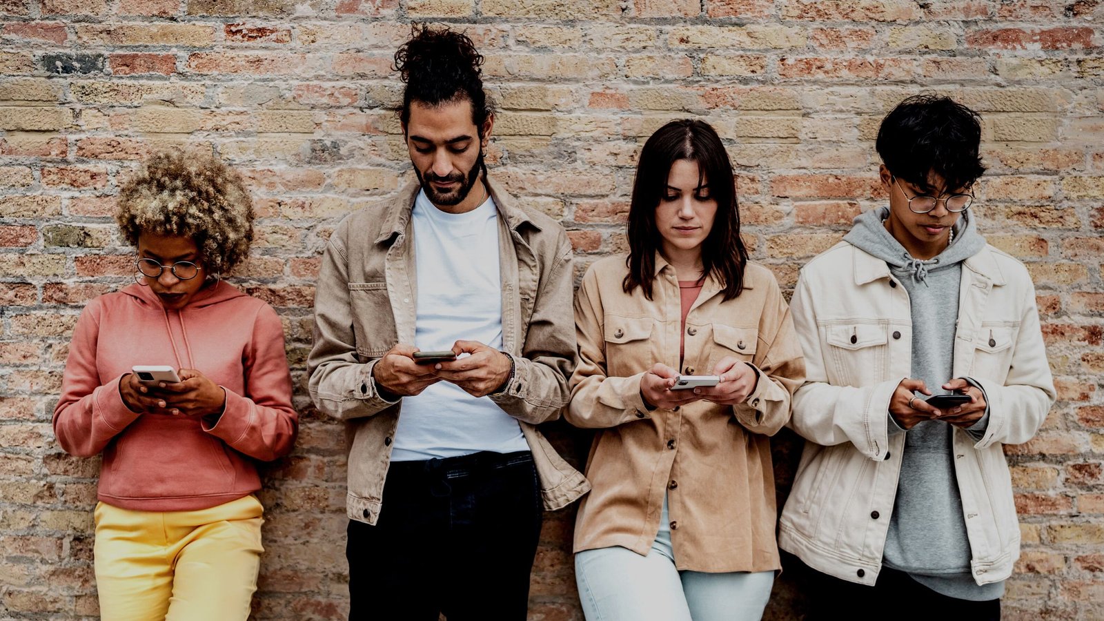 Qué es Phubbing y cómo nos afecta en nuestras relaciones sociales - Código No Verbal